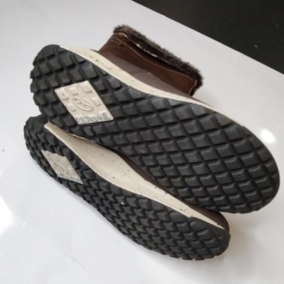 Chaco ‘Borealis’ Mink & Leather Mid Waterproof Boot in Brown & Cream Size 6 - Picture 4 of 15